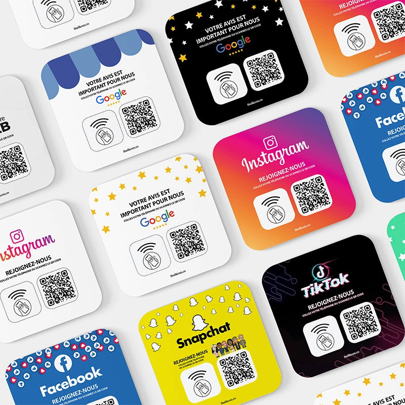 plaques en acrilyque colorées affichant des QR codes pour réseaux sociaux tels que Google, Instagram, Facebook, Snapchat et TikTok, destinées à la signalétique de comptoir personnalisée pour commerces et artisans.