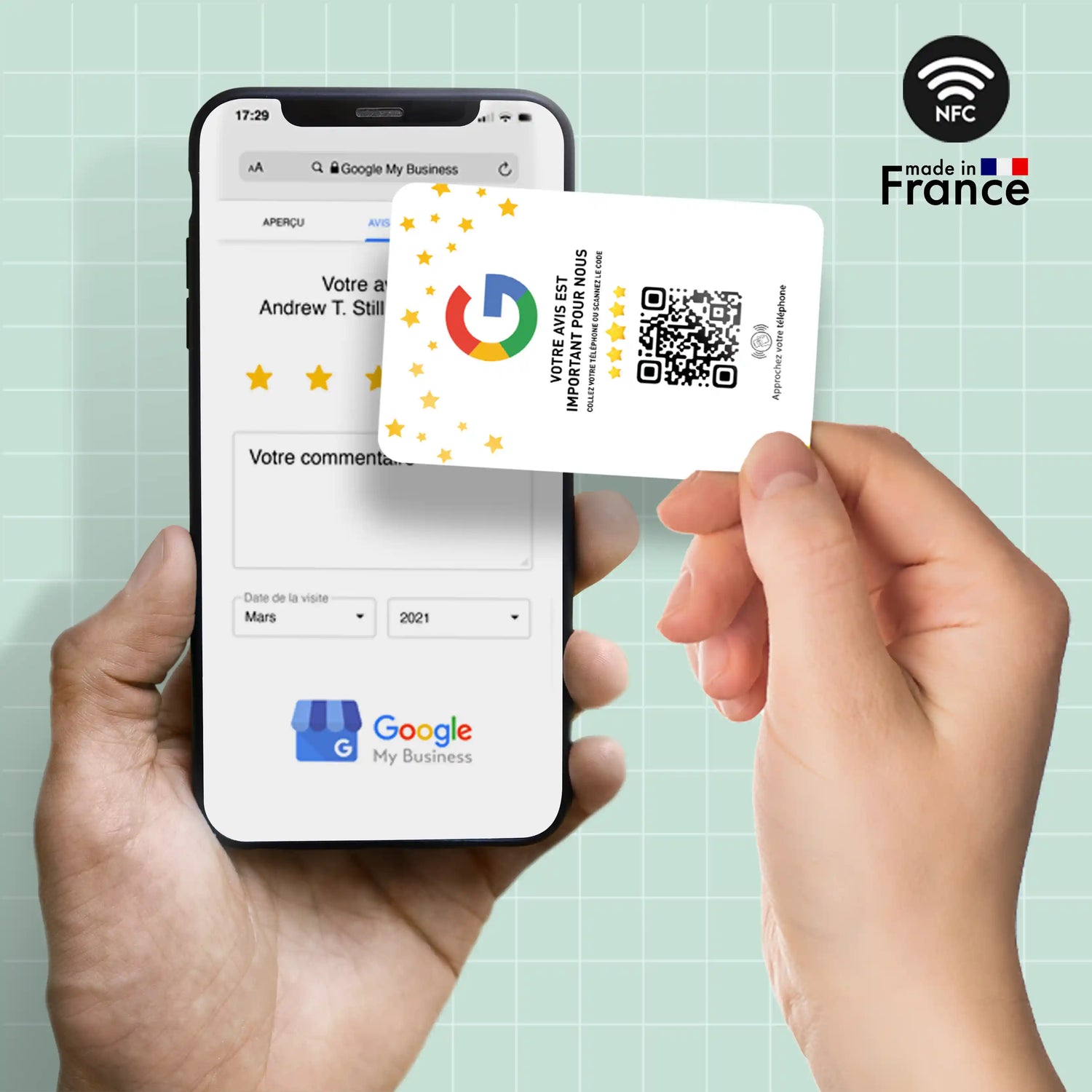 Un smartphone affichant l'interface Google My Business est tenu par une main. Une autre main présente une carte NFC avec un logo Google et un QR Code. La carte encourage les avis clients. En arrière-plan, un logo 'Made in France' et un symbole NFC.