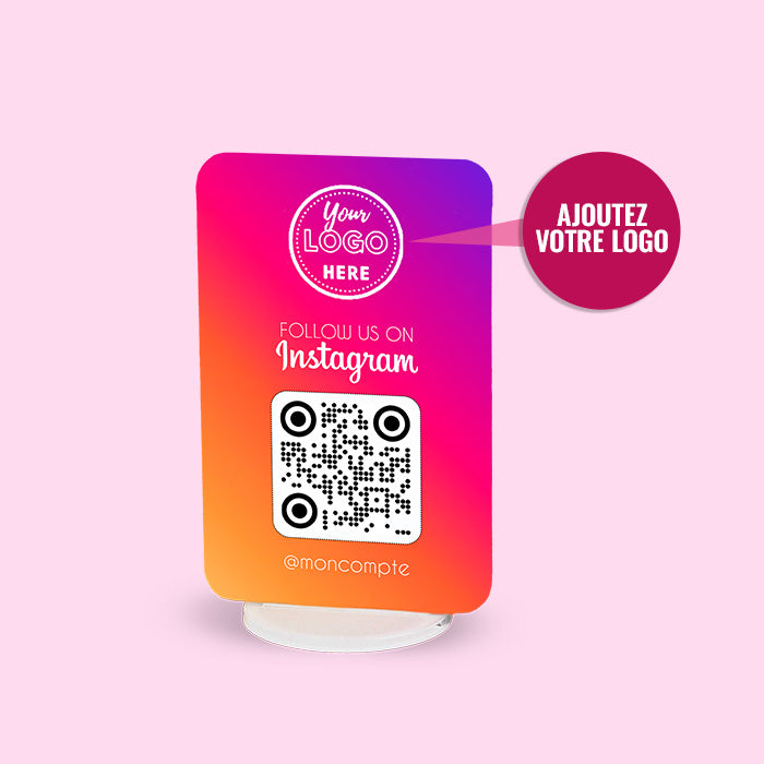 Plaque personnalisable avec QR Code, logo et message Instagram sur un fond dégradé rose et orange, pour promouvoir les réseaux sociaux sur Barakom.