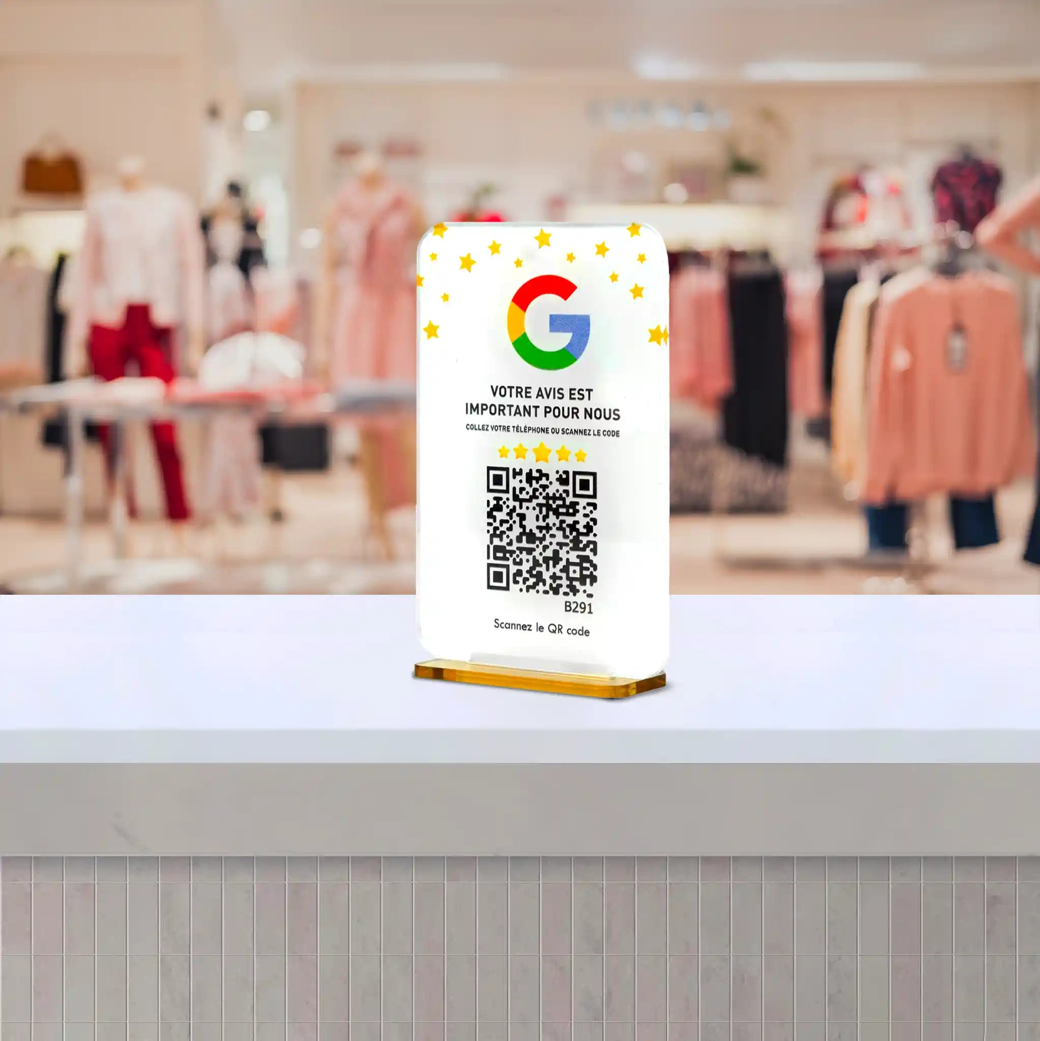 Plaque avec QR Code pour avis client sur un comptoir de magasin de vêtements, ambiance moderne et accueillante, éléments NFC et étoiles colorées.