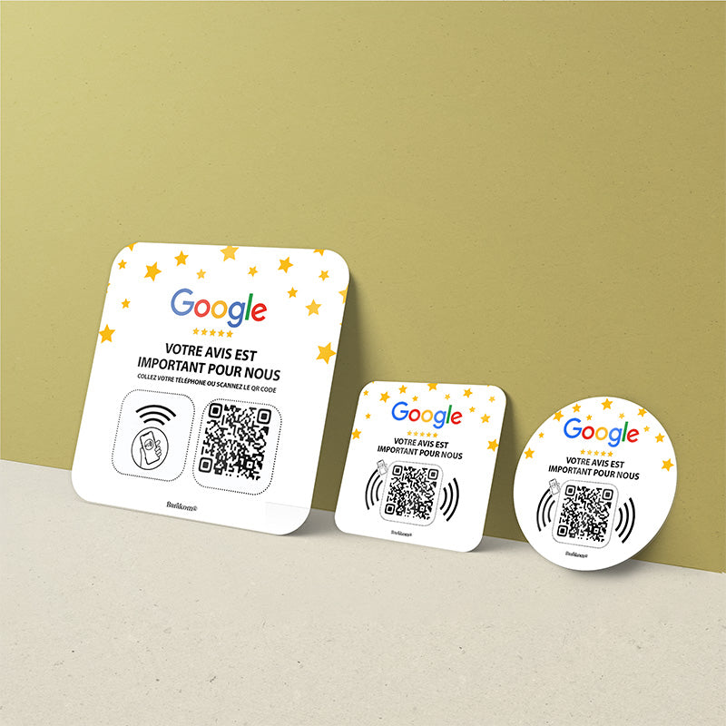 Plaques adhésives NFC et QR Code disponibles en trois formats : carré de 12x12 cm, carré de 6x6 cm, et rond de 6 cm de diamètre, avec design d'étoiles. Textes mentionnent 'Votre avis est important pour nous' et incluent un QR Code et symbole NFC, idéal pour les avis sur réseaux sociaux.