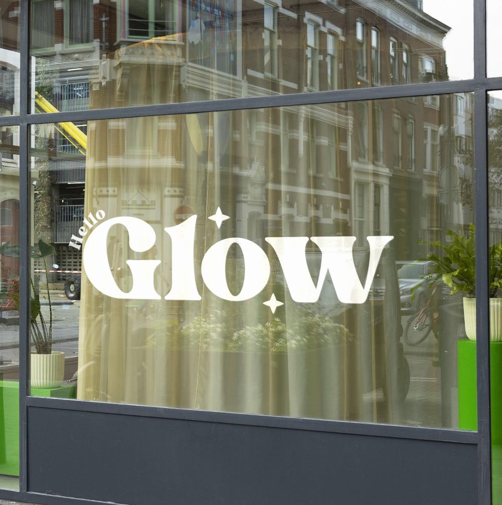 Autocollant adhésif GLOW sur vitrine de salon de beauté.
