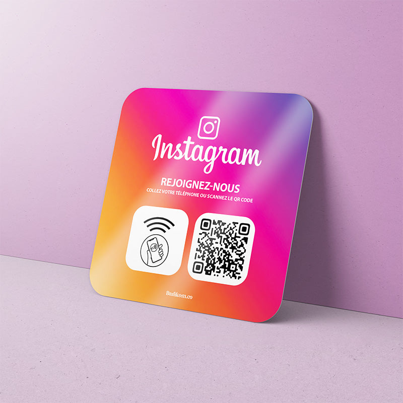 Plaque colorée Instagram avec icônes NFC et QR Code, texte 'Rejoignez-nous', fond violet, coin arrondi, marque Barakom.