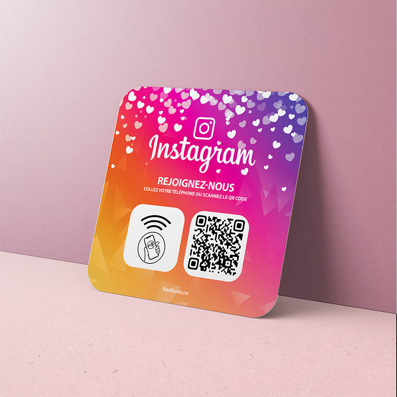Plaque Instagram sur comptoir, invitant à suivre le salon.