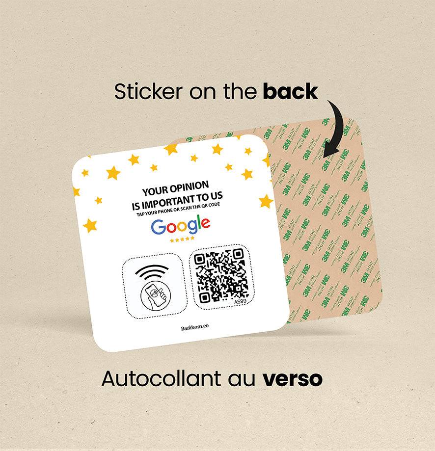 Plaque NFC et QR adhésive pour réseaux sociaux avec option d'adhésif au verso, affichant un design étoilé avec texte incitant à laisser un avis Google, incluant des icônes NFC et code QR.