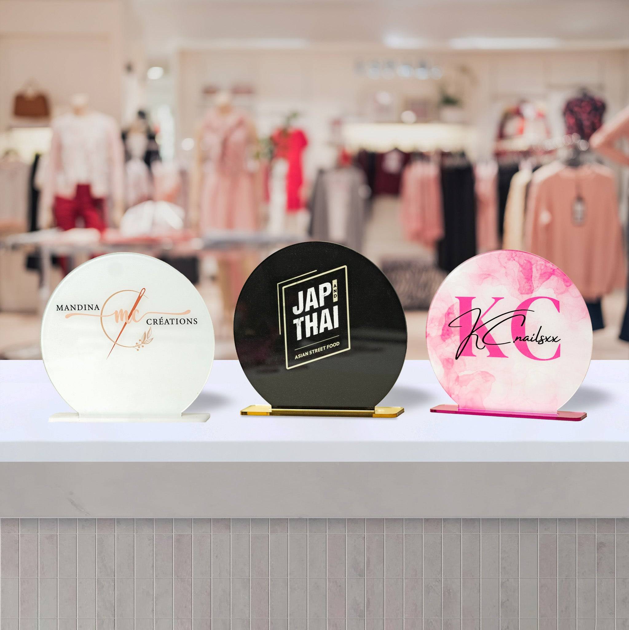 enseigne personnalisée avec logo sur comptoir de salon