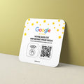 Plaque adhésive avec le logo Google, entourée d'étoiles jaunes, portant le message 'Votre avis est important pour nous'. Comprend une icône NFC et un code QR pour interaction mobile.