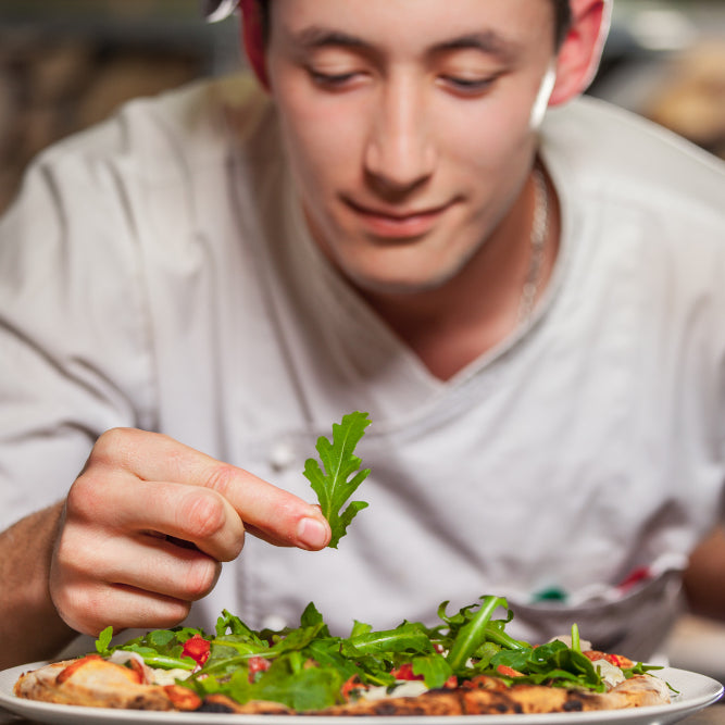 restaurateur qui termine de dresser son assiette